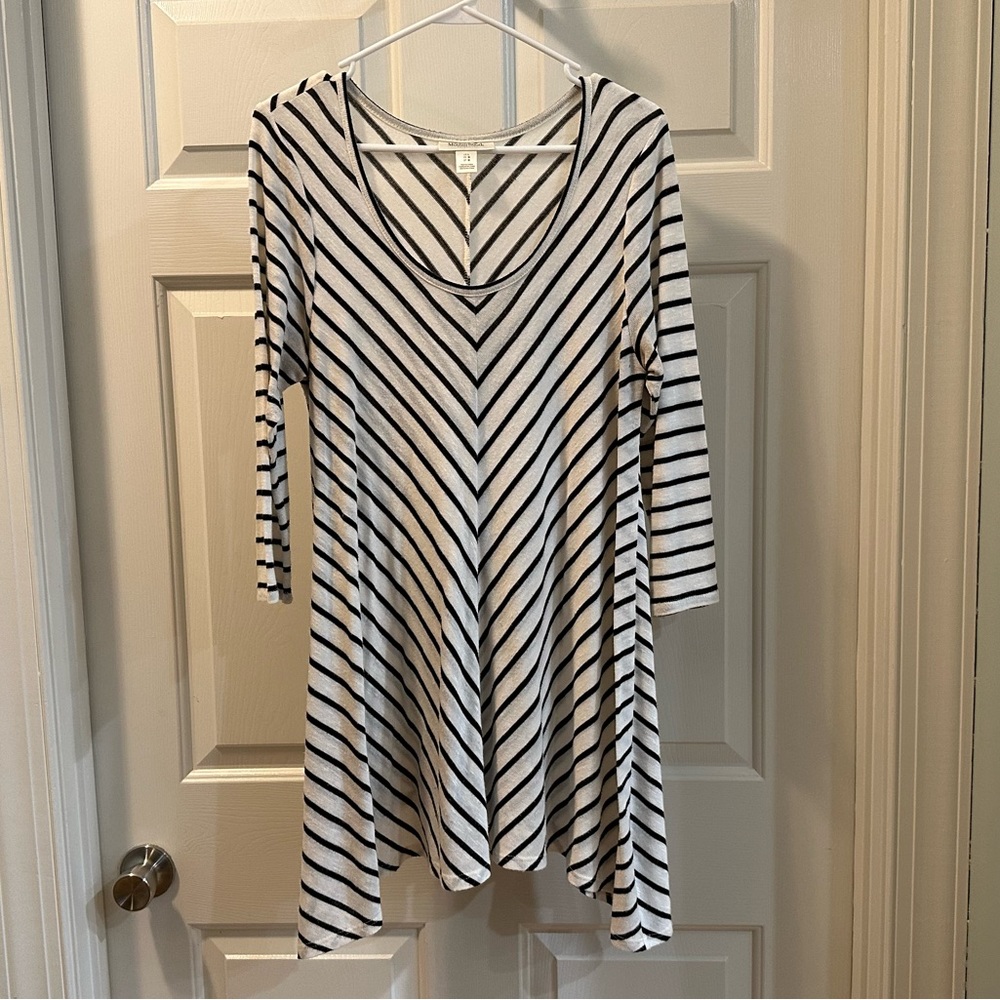 Motherhood Maternity Long Asymmetrical Light sweater